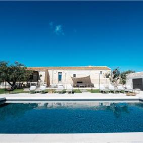  6 bedroom villa with heated pool in Modica, sleeps 18